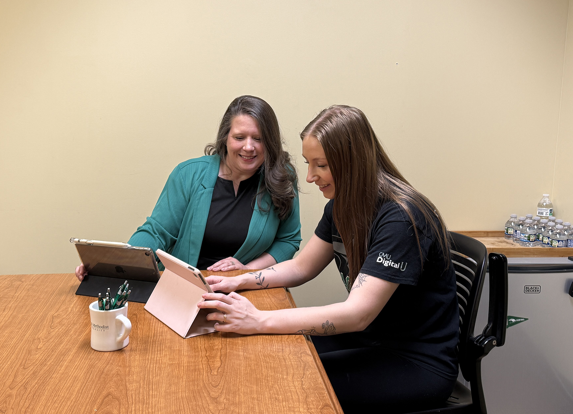 Cindy Rogan assists a student in the Career Center