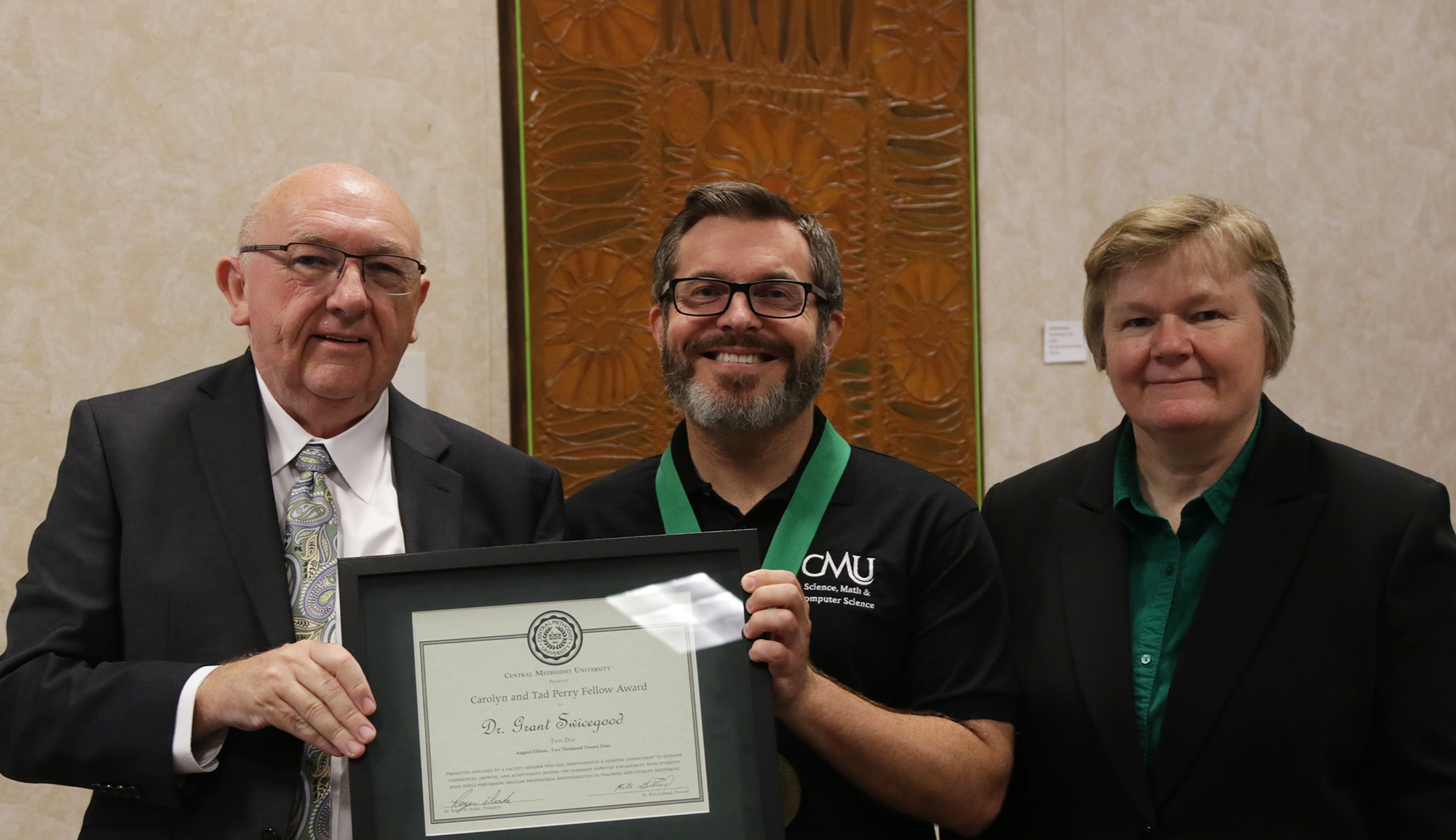 Dr. Roger Drake and Dr. Rita Gulstad present the Perry Fellow Award to Dr. Grant Swicegood